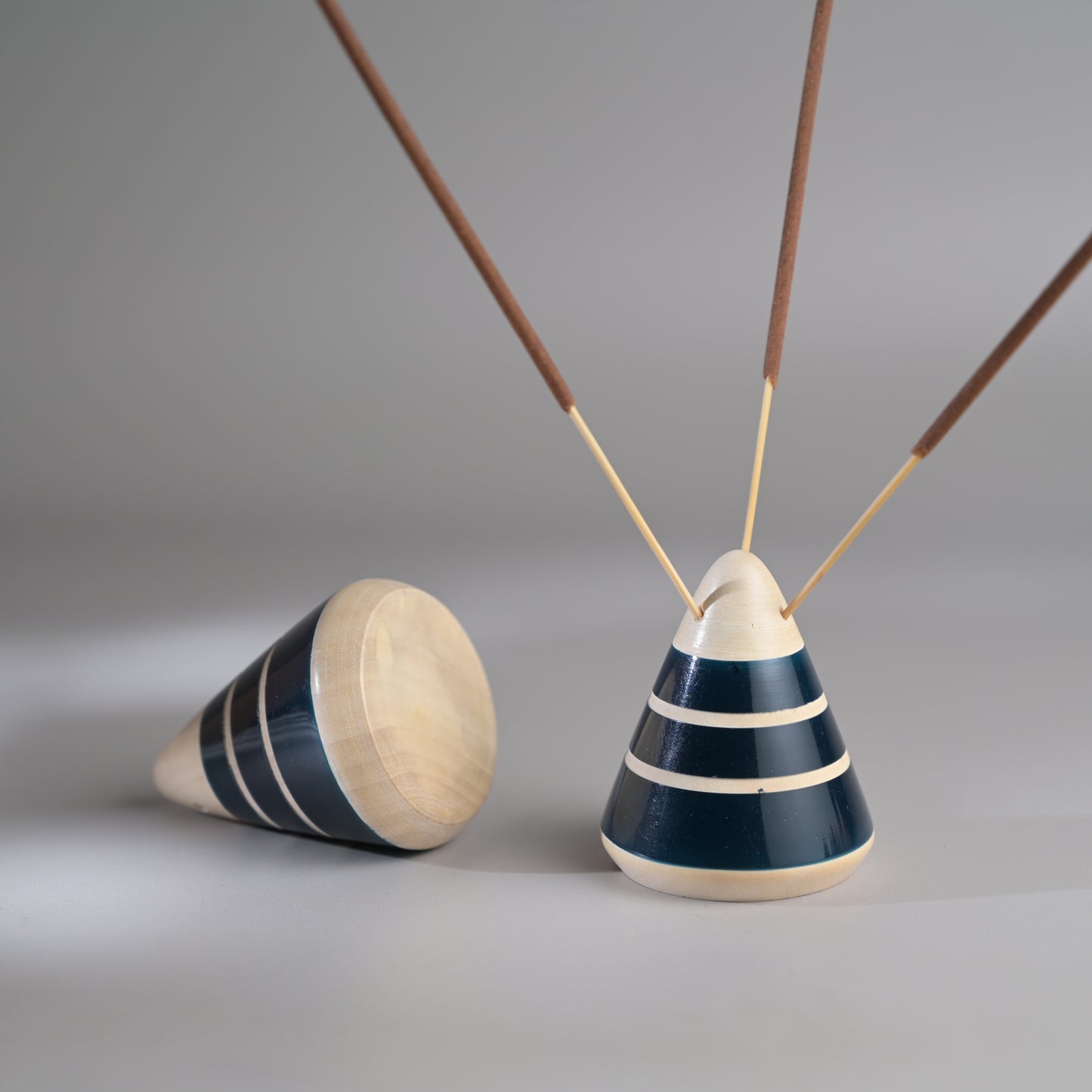 TRIKONE incense holders