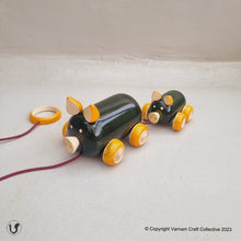 Load image into Gallery viewer, OINKSTON pull toy