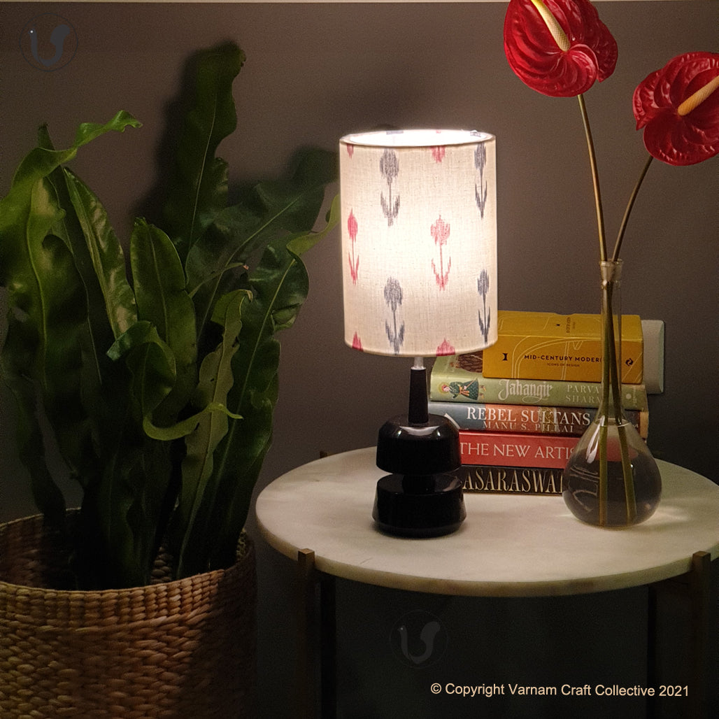 MINI TRIKONE Black ~ 6X8" GREY RED ARROWS IKAT