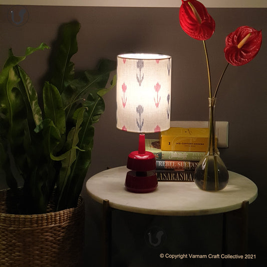 MINI TRIKONE Red ~ 6X8" GREY RED ARROWS IKAT