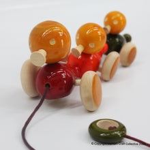 Load image into Gallery viewer, QUACKERS duck family pull toy