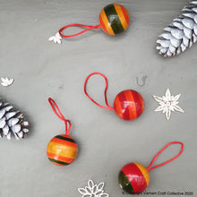 Load image into Gallery viewer, 4 XMAS BAUBLES