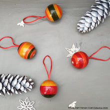 Load image into Gallery viewer, 4 XMAS BAUBLES