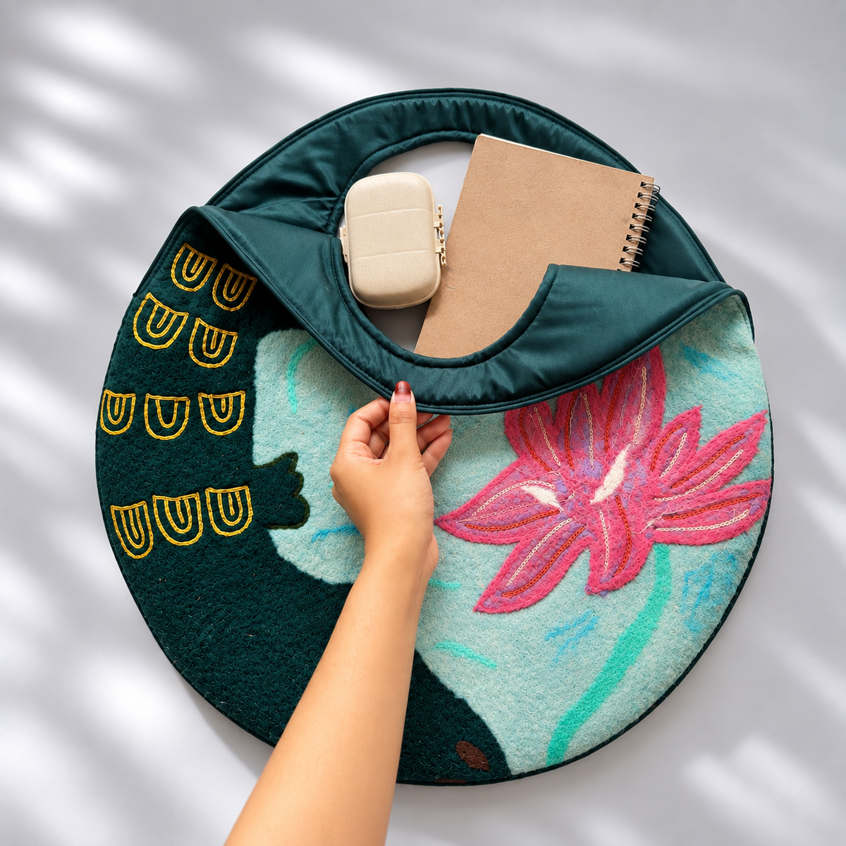 SNAPPY NAMDA~CREWEL LUXURY TOTE