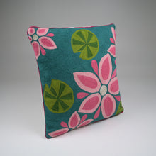 Load image into Gallery viewer, Snappy florals Crewel
