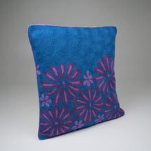 Load image into Gallery viewer, Bumbledore florals Crewel
