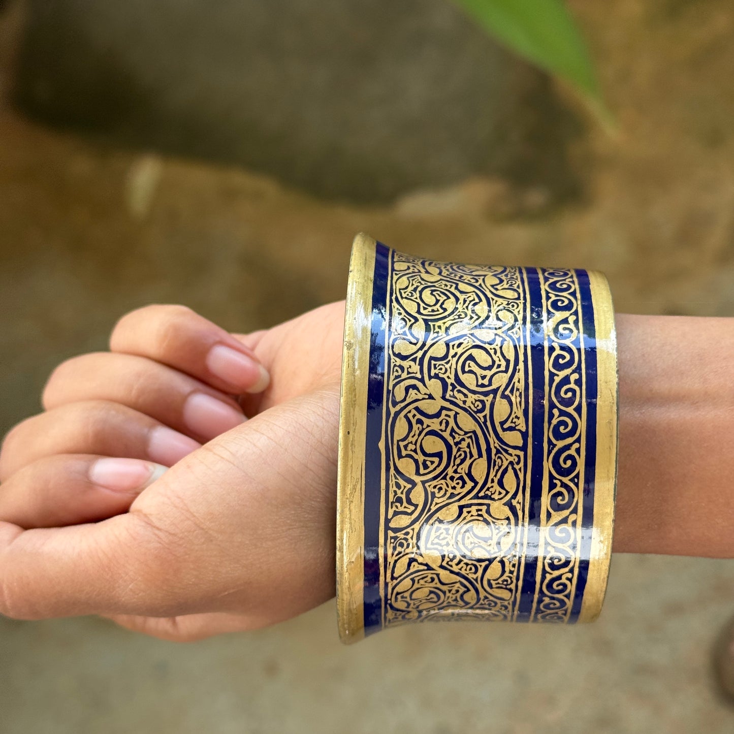 A LITTLE BENT NAQQASH blue-gold/2.4