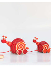 Load image into Gallery viewer, SLIPPY SLOPS snail pull toy
